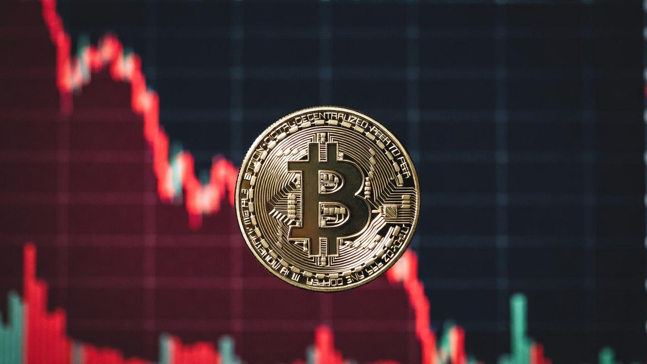 Bitcoin cae bajo los $70K por ETFs y tensiones geopolíticas