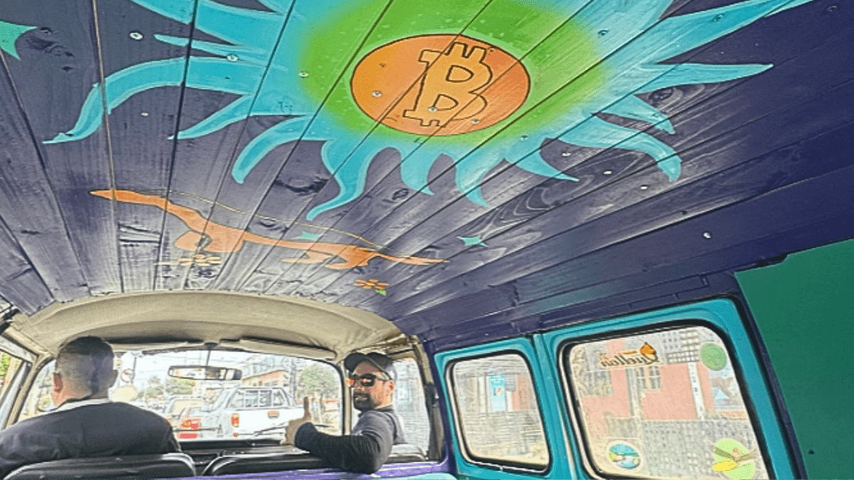 Una máquina del misterio enseña a vivir con bitcoin en las playas de Chile